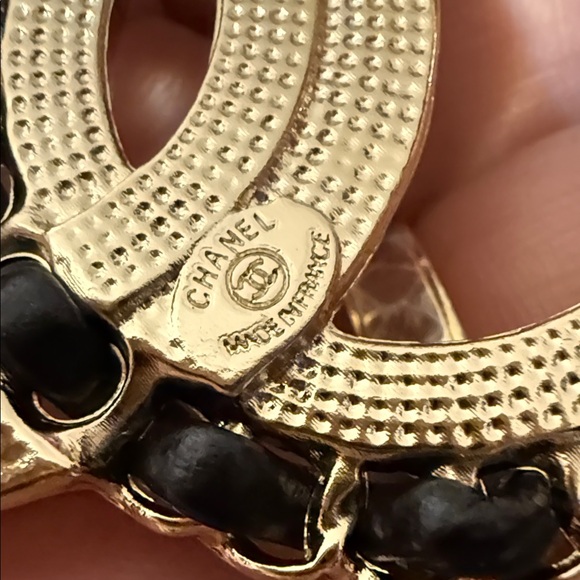 Elegant Gold and Black Brooch with Crystals and Pearls - Picture 3 of 3